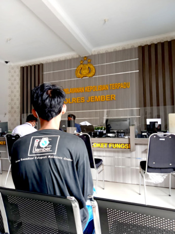 DIPERKARAKAN: Korban bersama mahasiswa yang lain mendatangi Kantor SPKT Polres Jember, kemarin (28/11). Mereka melaporkan kasus penganiayaan yang melibatkan anggota perguruan silat.
