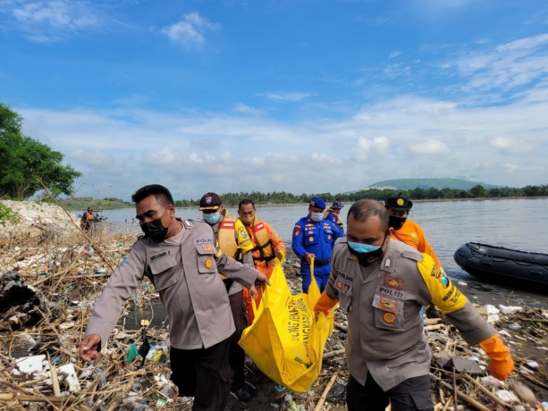 EVAKUASI: Petugas Polsek Puger, Basarnas, dan anggota Polairud Polres Jember saat mengevakuasi jasad korban untuk dibawa ke RSD dr Soebandi Jember.