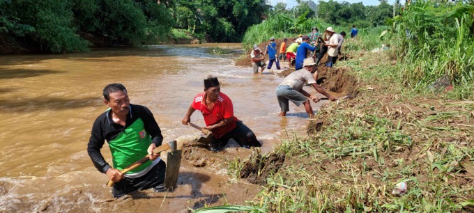 DISUDET: Warga bersama tiga pilar dan pemerintah desa setempat melakukan penyudetan Sungai Sanenrejo di Kecamatan Tempurejo. Upaya ini untuk mencegah dampak banjir.