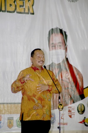 BISA BERUBAH: Ketua Harian KONI Jatim M Nabil saat memberikan sambutan dalam pelantikan KONI Jember, beberapa hari kemarin. Dia menjelaskan, venue pertandingan Porprov Jatim bisa berubah.
