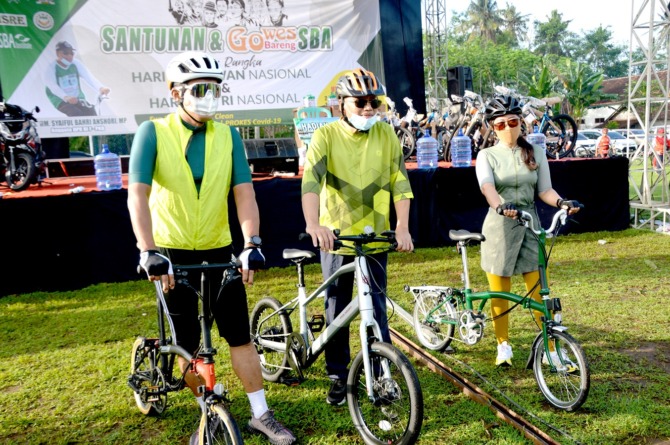 SAPA MASYARAKAT: Anggota Komisi 1 DPR RI Syaiful Bahri Anshori saat turun menyapa masyarakat dalam event gowes dan santunan di Lapangan Desa Tegalsari, Kecamatan Ambulu, Minggu (14/11).
