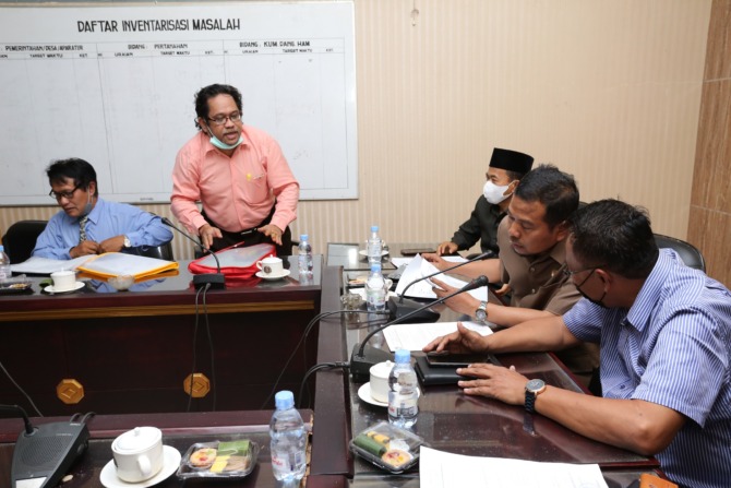 SAMPAIKAN ASPIRASI: Perwakilan Bacakades Mayang Sugianto ketika melakukan hearing di Komisi A DPRD Jember, beberapa waktu lalu. Selain di Desa Mayang, dinamika pilkades juga terjadi di Desa Subo dan Klatakan.