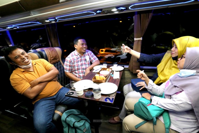 WISATA BUS: Jajaran Direksi Jawa Pos Radar saat menikmati ngopi on the bus keliling Kota Jember, kemarin (28/10) malam. Mereka juga merasakan sensasi malam di Kafe Tebing Taman Botani Sukorambi, sesuai menggelar rapat bersama di Hotel Aston Jember, siang