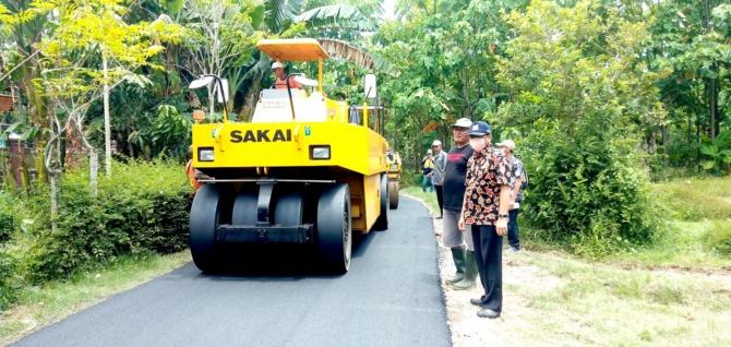 MAKIN MASIF: Bupati Jember Hendy Siswanto menegaskan tetap memperhatikan kualitas pengaspalan, baik di wilayah kota maupun desa, agar aspal bisa bertahan lebih lama dan tidak mudah rusak ke depannya