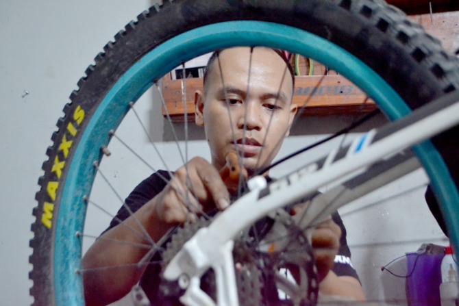 PROSPEKTIF: Kehadiran bengkel restorasi sepeda yang masih minim di Jember membuat bengkel milik Andi selalu dibanjiri pesanan perbaikan sepeda.