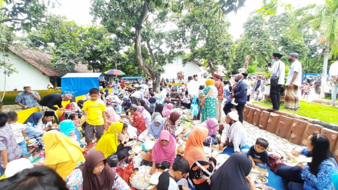 SELAMATAN: Tradisi selamatan tiga desa di Kecamatan Cermee, kemarin (29/11) siang. Warga desa memperingati Gugur Gunung sebagai bentuk syukur tiap tahunnya.