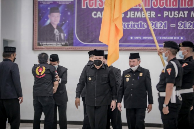 PENGURUS BARU: Bupati Jember Hendy Siswanto bersama pengurus perguruan silat Persaudaraan Setia Hati Terate (PSHT) Cabang Jember yang baru dikukuhkan Sabtu (13/11) malam lalu.