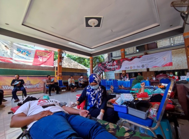 DEMI KEMANUSIAAN: Sejumlah orang mengikuti kegiatan donor darah yang digelar oleh Kolaborasi KITA. Donor darah yang diikuti ratusan orang tersebut berlangsung di Situbondo.