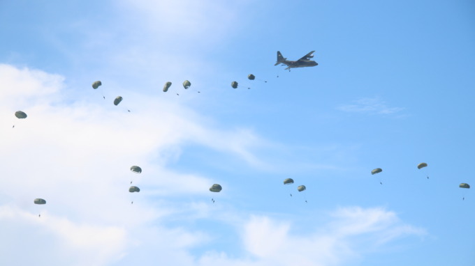 ANGKUT: Salah satu helikopter milik TNI AU saat melakukan penjemputan pasukan Paskhas di Air Weapons Range (AWR) Pandanwangi, kemarin. Dalam puncak latihan itu, disimulasikan pasukan TNI AU sedang merebut wilayah musuh.   