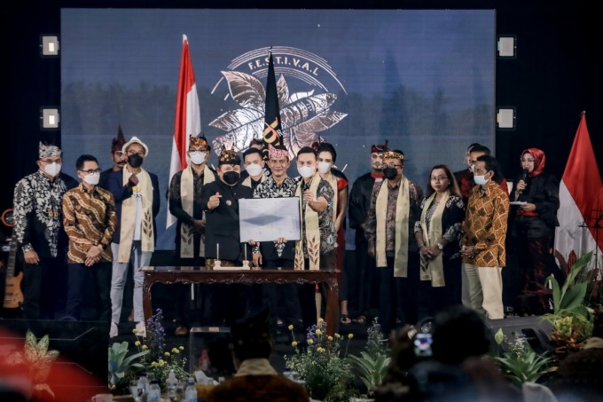 BANGGA: (Dari kiri) Komisaris BIN Cigar Febrian, Bupati Jember Hendy Siswanto, dan Ketua TP PKK Kasih Fajarini, melihat produk UMKM dalam pembukaan JKTI di Pemkab Jember, Jumat (26/11) malam