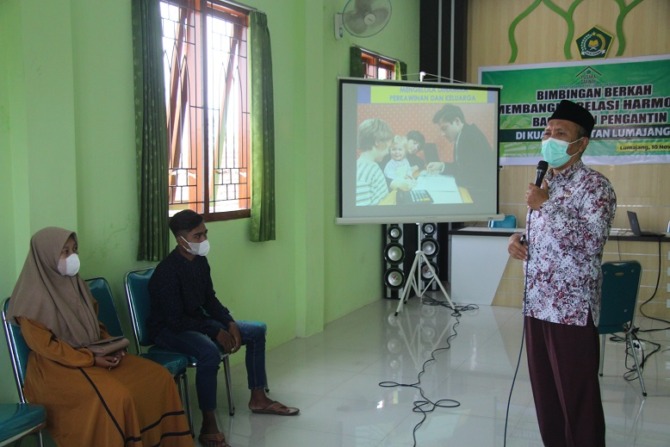 ANTUSIAS: Suasana pemberian materi bimbingan perkawinan di aula Kantor KUA Kecamatan Lumajang, kemarin.