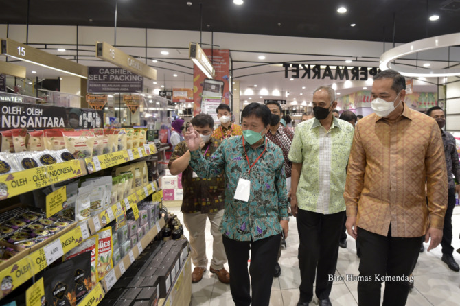Mendag Ritel 2: Di tengah pandemi Covid-19 yang masih terjadi, pemerintah ingin memastikan pertumbuhan ekonomi tetap terjaga, pelaku usaha dan masyarakat tetap produktif, namun juga aman dari Covid-19. Oleh karena itu, pengaturan dan pembukaan pusat perbe