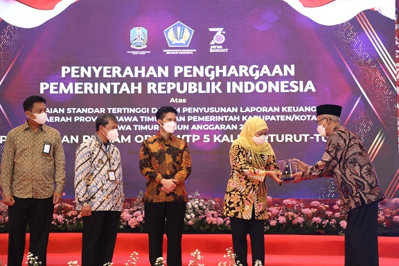 DAPAT LAGI: Bupati Bondowoso KH Salwa Arifin saat menerima penghargaan WTP dari Gubernur Jawa Timur, Jumat (29/10) lalu, di Banyuwangi.