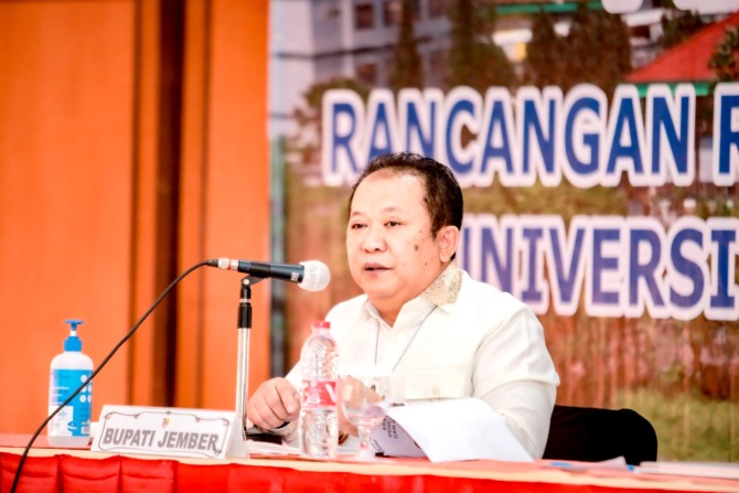 BERSINERGI: Bupati Jember Hendy Siswanto saat memaparkan sejumlah program kerja beserta visi dan misinya di hadapan sejumlah civitas academica Universitas Jember, belum lama ini.