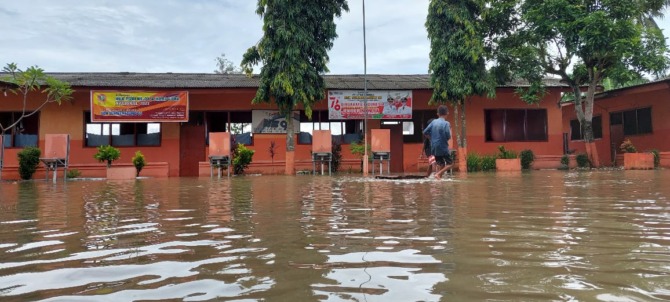 MASIH TERENDAM: Kondisi ketinggian air luapan dari sungai Kalitanggul yang menggenangi ruang kelas dan halaman SDN Sumberagung, Sumberbaru