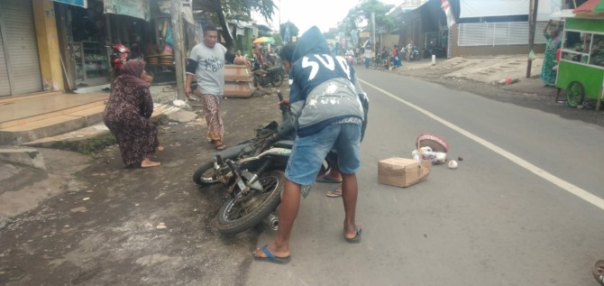 SIGAP: Warga yang mengetahui ada kecelakaan segera membantu korban. Peristiwa yang melibatkan dua kendaraan di depan Pasar Batu Urip, Sumberbaru, tersebut tidak sampai menimbulkan korban jiwa.