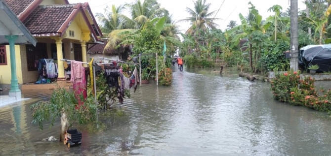 MASIH TERGENANGI: Air luapan dari sungai Kalitanggul lama yang masih menggenangi halaman rumah warga