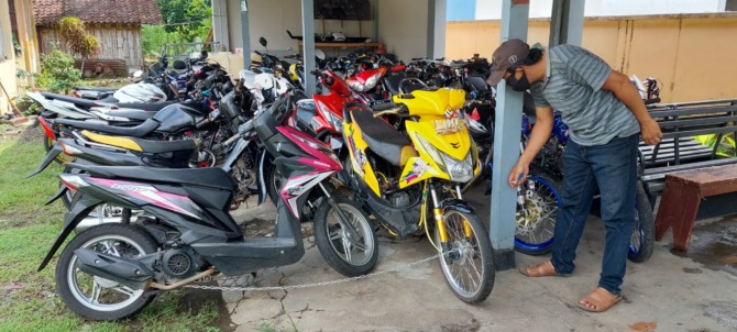 TIDAK STANDAR: Polisi mengamankan puluhan kendaraan bermotor di arena balap liar. Dua motor di antaranya digunakan untuk balapan.