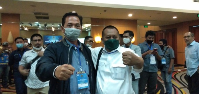 UCAPKAN SELAMAT: Ainur Rohim mengucapkan selamat atas terpilihnya Lutil Hakim sebagai Ketua PWI Jatim periode 2021-2026.