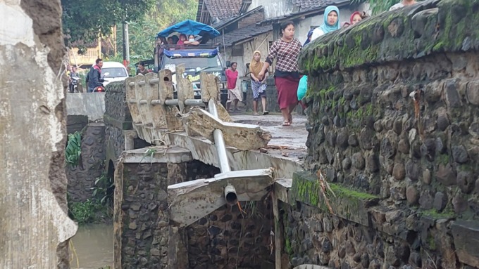 TERANCAM: Jembatan yang menghubungkan Desa Bangsalsari dengan Desa Tugusari terancam ambruk setelah dihantam banjir