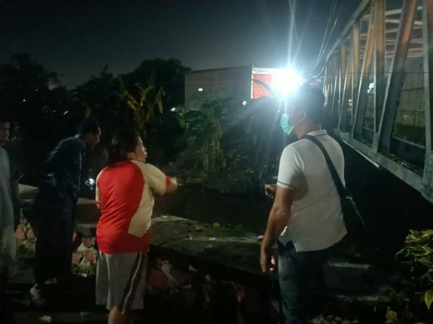 CEK TKP: Warga menunjukkan lokasi jembatan tempat melompat. Aksi heroik warga menyelamatkan nyawa korban.