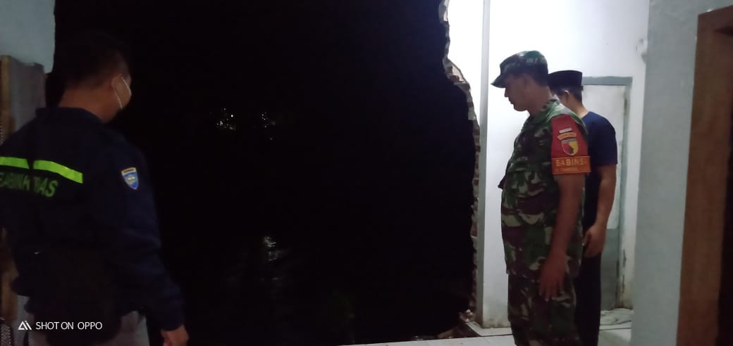 BOLONG: Gerusan arus Sungai Manggisan mengakibatkan dapur rumah warga di Kecamatan Tanggul ambrol. Tak ada korban jiwa dalam peristiwa ini.