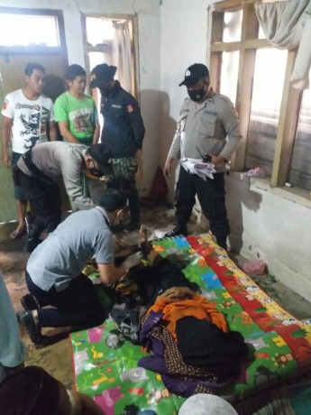 MENINGGAL DI LOKASI: Korban tertabrak kereta api di Desa Sumberjati, Kecamatan Silo, ketika di bawa ke rumah duka. (Source: Polsek Silo for Radar Jember)
