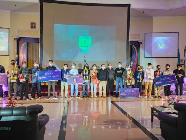 PARTAI PUNCAK: Para pemenang kejuaraan Mobile Legends Direktur Cup ke-9 di Polije saat berfoto bersama.