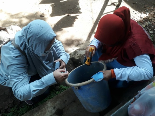AMBIL SAMPEL: Tim BBTKLPP dan Dinas Kesehatan Bondowoso mengambil sampel nyamuk dan jentik di sejumlah rumah warga. Nantinya sampel tersebut akan diperiksa lebih lanjut di laboratorium. 