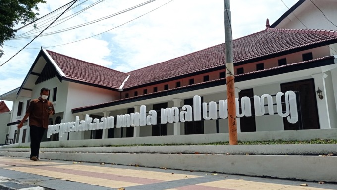 BARU: Tampilan luar gedung baru Perpustakaan Daerah (Perpusda) Kabupaten Lumajang. Penambahan sejumlah ornamen model lama membuat gedung Perpusda lebih ciamik.