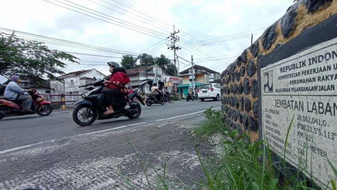 BAKAL DIPERBAIKI: Jembatan Laban yang berada di Desa Labruk Lor, Kecamatan Lumajang, bakal diperbaiki. Akibatnya, arus lalu lintas dialihkan ke dua jalur alternatif.