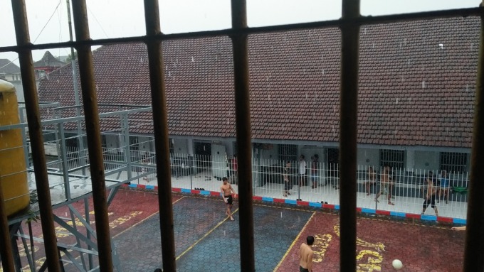 TAK LAGI SESAK: Suasana Lapas Kelas II B Bondowoso kini tak lagi overload. Sudah sekitar tiga bulan berjalan kapasitas lapas normal di angka 250 orang penghuni.