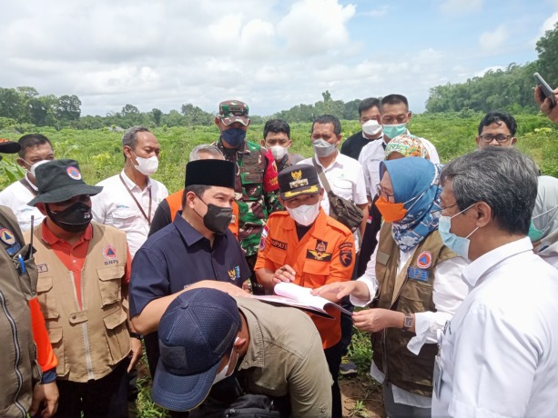 TINJAU: Menteri BUMN Erick Thohir bersama Bupati Lumajang Thoriqul Haq dan Wakil Bupati Lumajang Indah Amperawati saat melihat salah satu opsi tempat relokasi di Desa Penanggal, Kecamatan Candipuro.