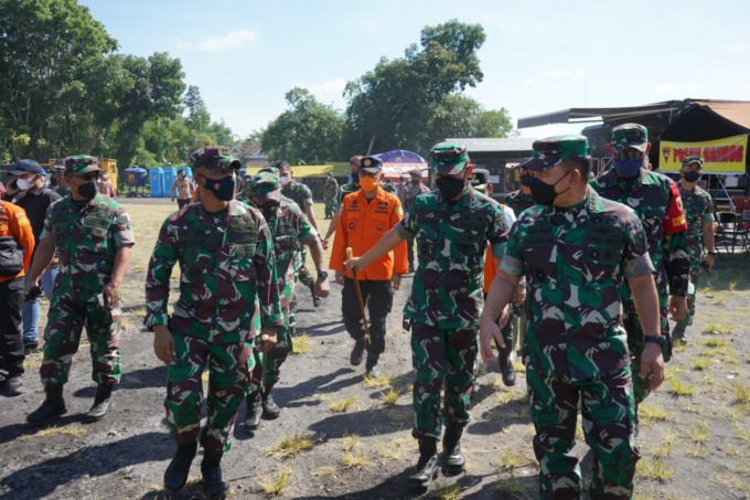 PANTAU LANGSUNG: KSAD Jenderal Dudung Abdurachman meninjau langsung lokasi terdampak APG Gunung Semeru, pagi kemarin. Dalam tinjauannya, KSAD bersedia membantu dan menyiapkan personel untuk relokasi korban terdampak.