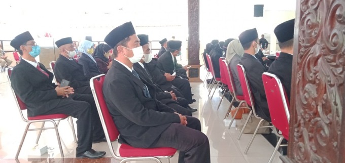 PERSIAPAN: Sejumlah pejabat administrasi ketika dilantik secara langsung oleh Bupati Bondowoso KH Salwa Arifin. 