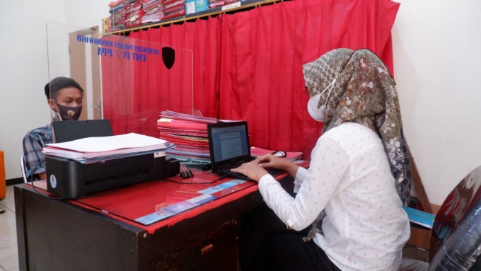 DIPERIKSA: Salah seorang korban ketika diminta keterangan terkait dengan aksi pengeroyokan yang mereka lakukan.