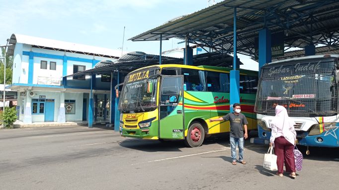 MUSIM MUDIK: Kondisi terminal Minak Koncar, Wonorejo, Kedungjajang, yang masih sepi dari lonjakan penumpang. Padahal, pergantian tahun menjadi momentum masyarakat untuk melakukan perjalanan ke luar kota.