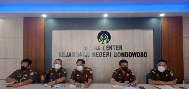 BERI KETERANGAN: Konfrensi Pers yang digelar Kejaksaan Negeri Bondowoso, mengungkap kasus pencabulan dan penelantaran anak selama 2021