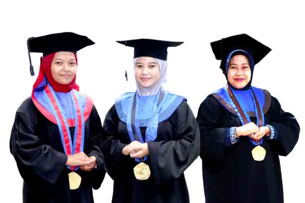 BERPRESTASI: Nur Laila Sari (kiri) dan Farah Dilla Putri Bela Purnomo menjadi wisudawati terbaik program D-4 dan D-3 Politeknik Negeri Jember. Sementara itu, Nanik Mardiyanti merupakan lulusan terbaik program pascasarjana.