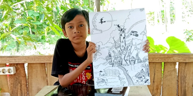CILIK BERBAKAT: Rayya Sri Sadana Salahuddin Al-Ayyubi menunjukkan gambar ilustrasi bikinannya. Di usia 11 tahun, Rayya telah jago membikin ilustrasi dan menyusunnya menjadi komik.