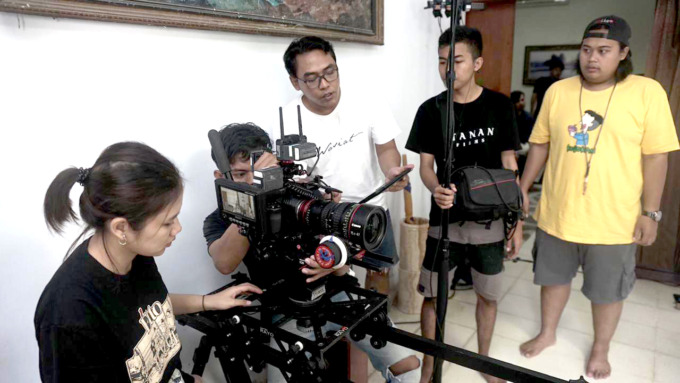 PROSES PRODUKSI: Zamroni (kaus putih) saat menyutradarai pembuatan film ‘Sekar’. Dia melibatkan 43 mahasiswa dan sembilan alumni.