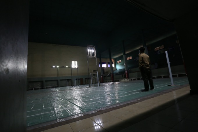 DIPUGAR: Kondisi lantai lapangan bulu tangkis GOR Argopuro yang telah diganti dengan karpet. Kini, GOR Argopuro telah memenuhi standar sebagai tempat pertandingan, termasuk untuk Porprov Jatim tahun depan.
