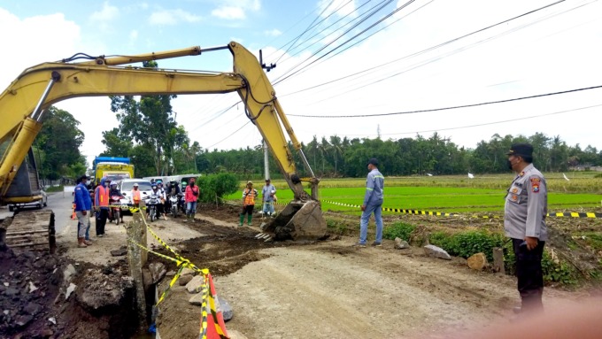 SISTEM BUKA TUTUP: Kondisi kendaraan yang tersendat karena pembangunan gorong-gorong di jalan nasional Desa Jetis, Kecamatan Bangsalsari, kemarin (14/12).