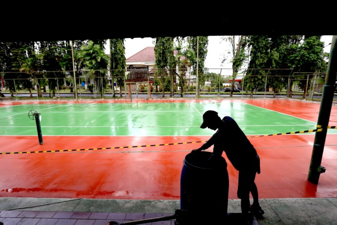 RENOVASI: Lapangan Tenis Kaliwates tengah dilakukan perbaikan oleh Dinas Cipta Karya. Dari enam lapangan yang tersedia, perbaikan hanya menyentuh tiga lapangan saja.