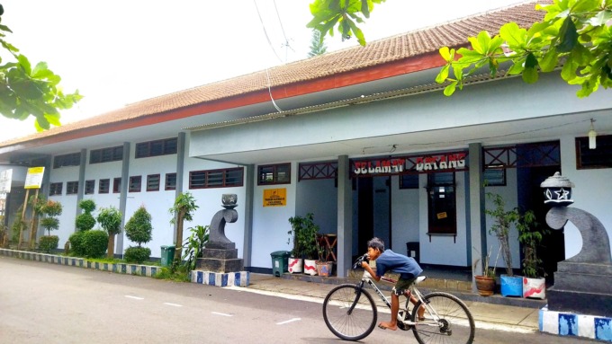 CALON VENUE: Kolam Renang Kebon Agung yang masih tertutup, kemarin (29/12). Ternyata, ukuran kolam untuk cabor renang tersebut tidak standar, kurang tiga sentimeter.