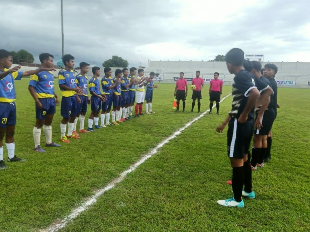 SERIUS: Pemain Persebo dan Persid U-17 sebelum bertanding pada laga perdana babak penyisihan grup H Piala Soeratin U-17, kemarin (14/12). Persebo terpaksa mengakui kemenangan Persid dengan skor 3-1.