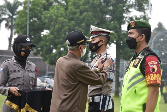 GELAR PASUKAN: Sejumlah aparat kepolisian, TNI, hingga sejumlah instansi pemerintah lainnya ketika mengikuti apel gelar pasukan Operasi Lilin Semeru 2021.
