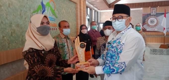 APRESIASI: Perwakilan salah satu sekolah ketika menerima hadiah dari Wakil Bupati Bondowoso Irwan Bachtiar Rahmat di kantor Disparpora Kabupaten Bondowoso.