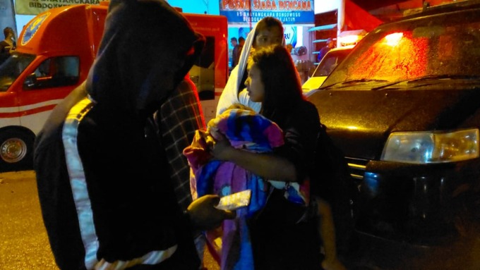 PANIK: Warga Desa Penanggal. Kecamatan Candipuro, Kabupaten Lumajang mengungsi begitu terdengar suara gemuruh yang cukup keras dari Gunung Semeru, pagi jelang subuh tadi.