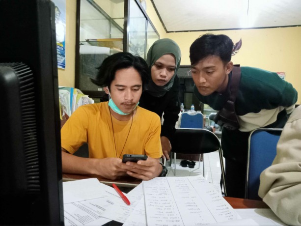 DITELITI: Data korban meninggal diteliti oleh keluarga korban yang sampai saat ini masih mencari ibu kandungnya sejak terjadi erupsi.
